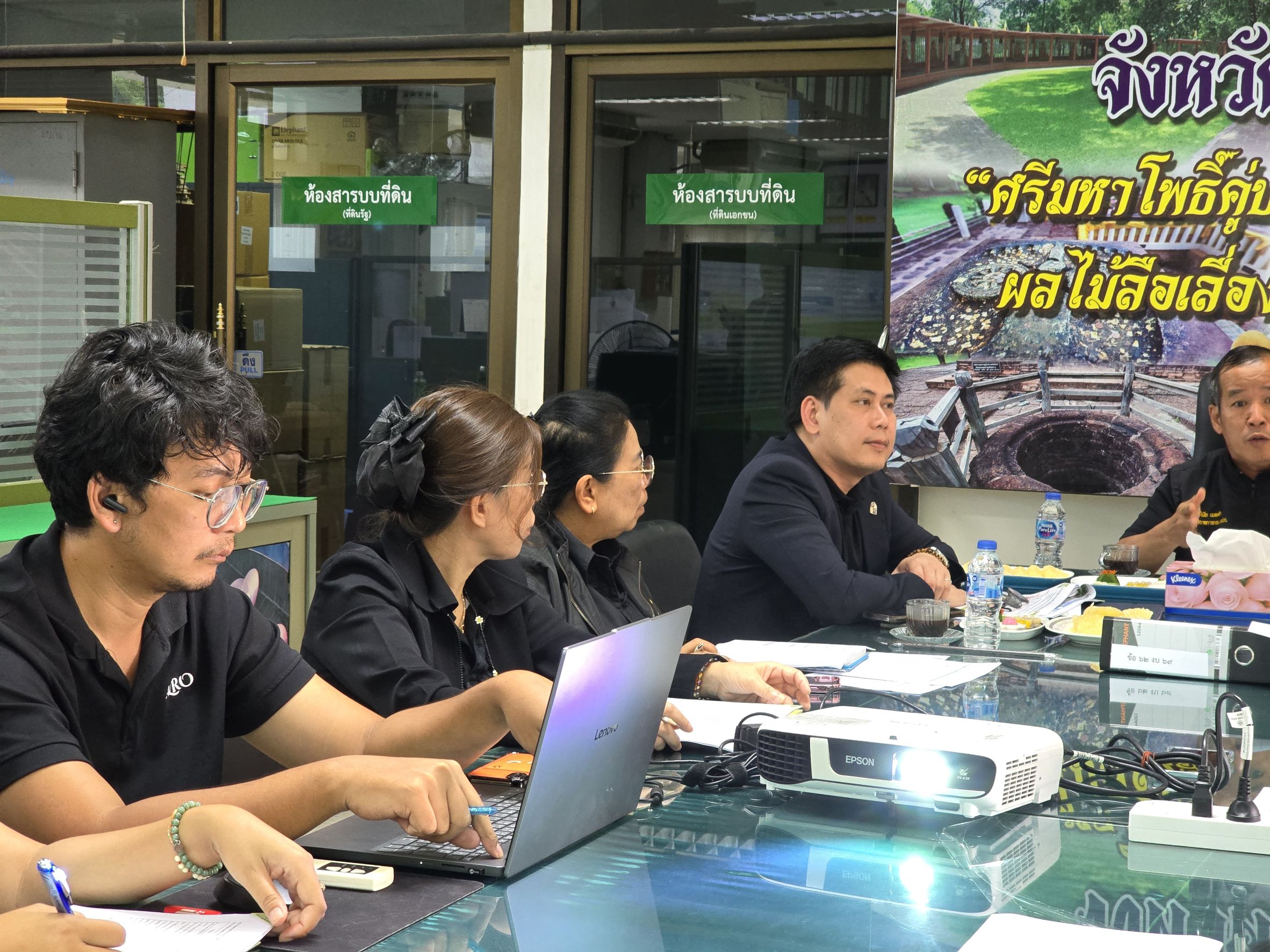 title - วันที่ 13 สิงหาคม 2569 เวลา 14.00 น. นายวิทูล ประดิษฐบุญ ปฏิรูปที่ดินจังหวัดปราจีนบุรี พร้อมด้วย ผู้อำนวยการกลุ่ม/ฝ่าย และเจ้าหน้าที่ ส.ป.ก.ปราจีนบุรี ให้การต้อนรับและเข้าร่วมประชุมพร้อมรายงานผลการดำเนินงานตามแผนงาน/โครงการ ผลการเบิกจ่ายเงินงบประมาณ ประจำปีงบประมาณ พ.ศ. 2569 และรายงานปัญหาอุปสรรค